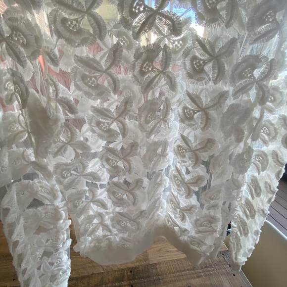 Beautiful floral detail top - Picture 2 of 5